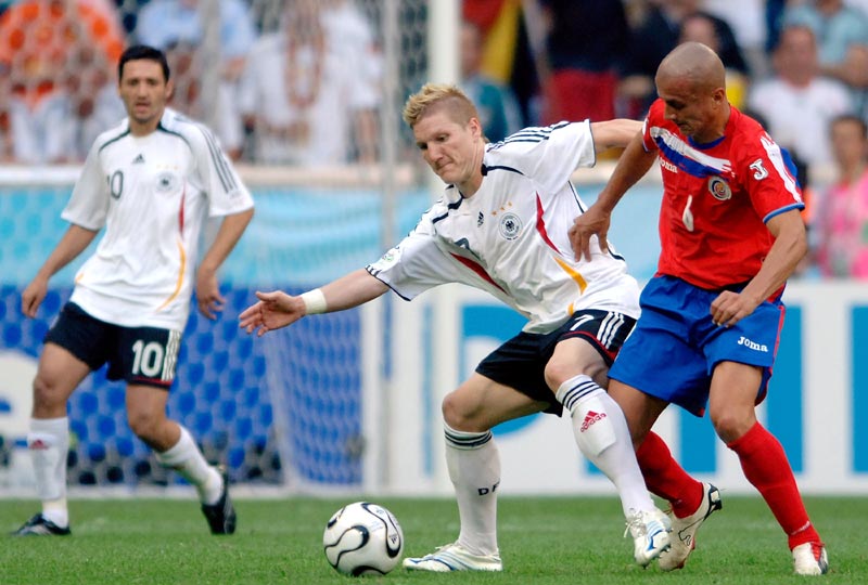 告别队长，热刺球员赛后在球场上将孙兴慜高高抛起