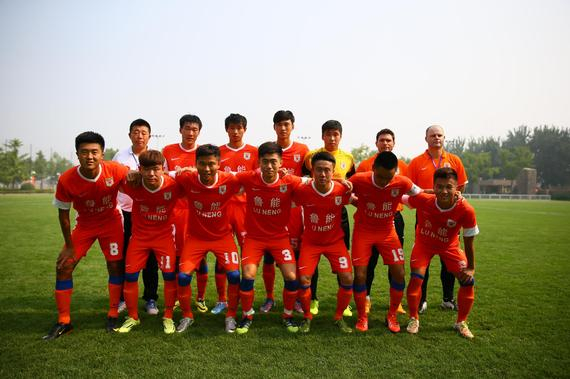 腿软！男子在1800米高空踢球：球场无护栏 致敬C罗 最后跳伞降落