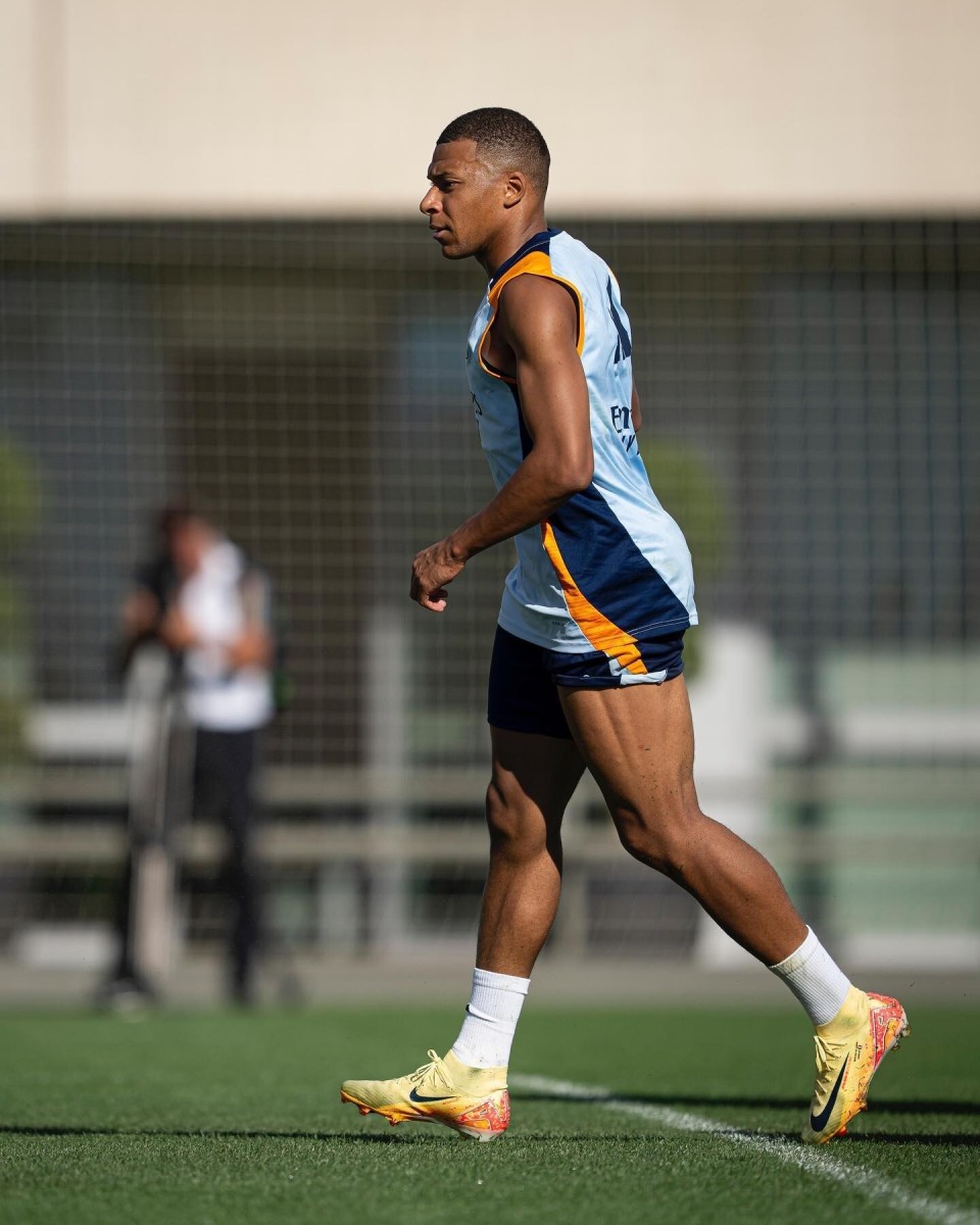 足球国足归化球员表现稳健，获媒体点赞